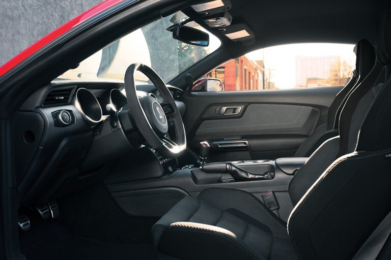 Se muestra un primer plano del interior del Shelby G T 350 2019 en Ebony