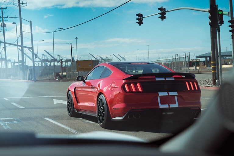 Se muestra el Shelby G T 350 2019 desde la parte posterior y con señales de giro traseras secuenciales