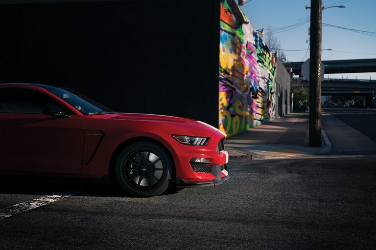 El Shelby G T 350 2019 cruzando una calle urbana