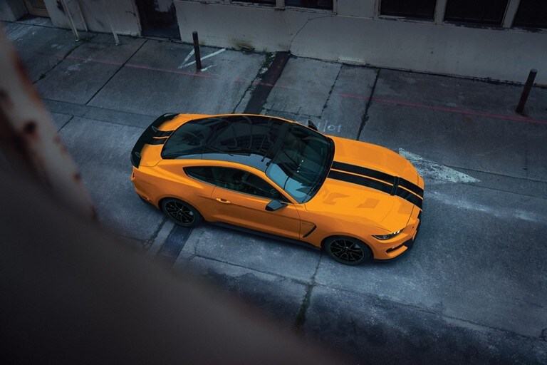 Vista superior del Shelby G T 350 2019 en una calle urbana