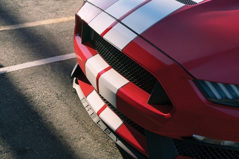 Parte delantera de un Shelby G T 350 2019 con franjas de competencia sobre la cubierta