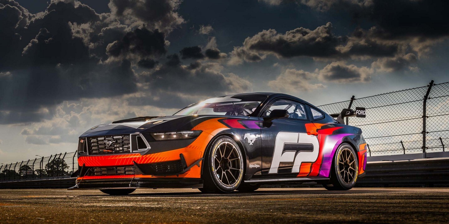 Un auto de carrera Ford Mustang® GT4 estacionado en un circuito cerrado