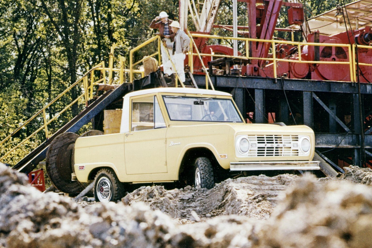 Modelo de camioneta Ford Bronco 1969 con techo corto en un sitio de construcción 