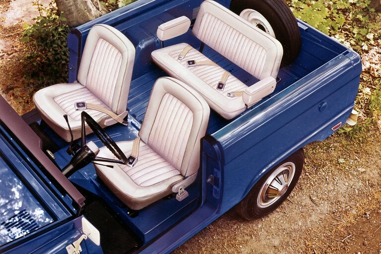 Bronco Roadster 1969 con asiento de banco trasero y cinturones de seguridad
