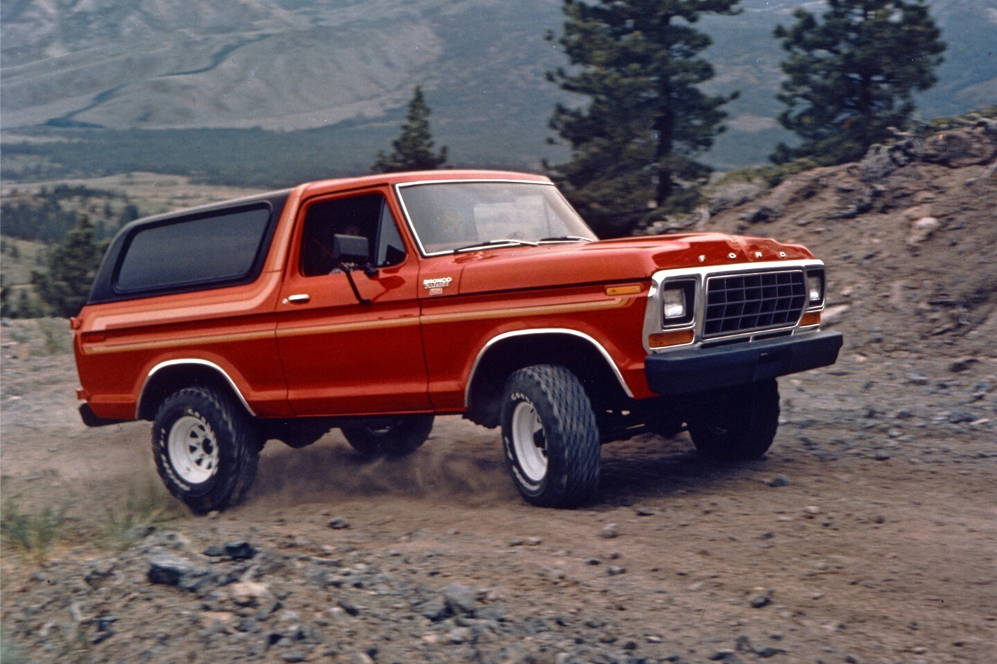  Ford Bronco 1978 en Candyapple Red con Paquete Free Wheeling