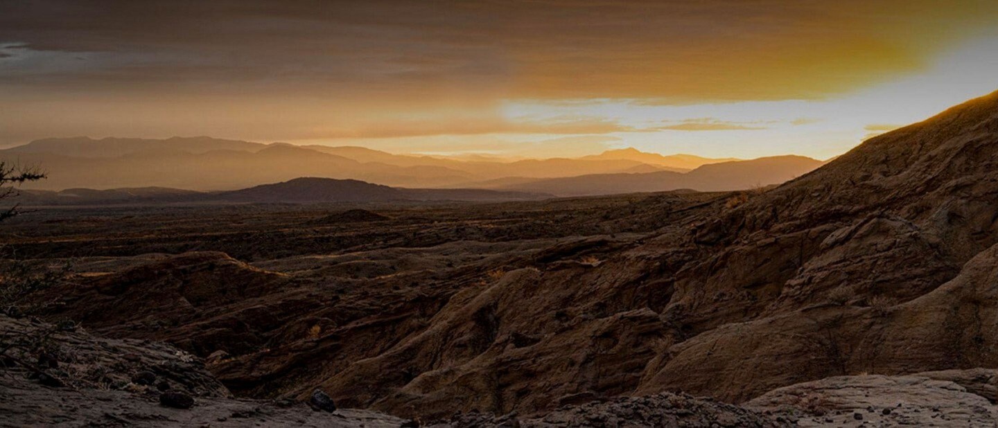 Vista superior de una montaña con el logo Bronco superpuesto