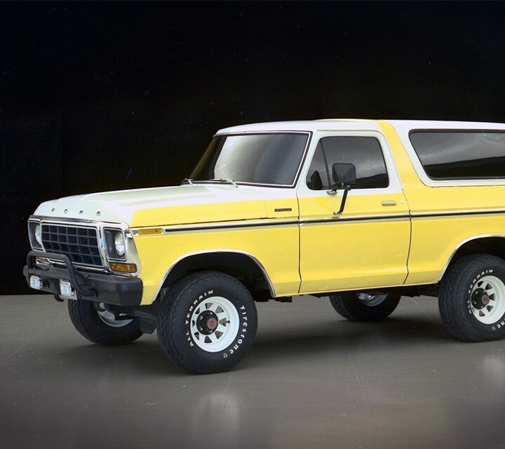Ford Bronco 1978 con capó especial y techo Tu Tone