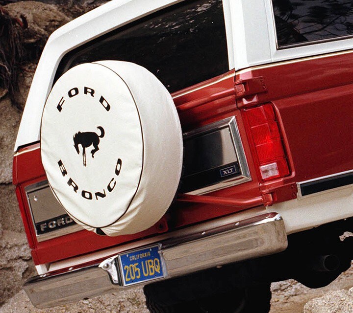 Ford Bronco 1981 con techo trasero de fibra de vidrio