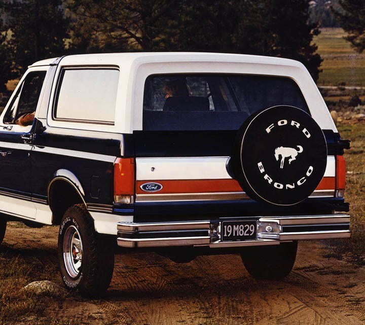 Ford Bronco 1987 con cubiertas bronco en las ruedas y ventana en la puerta trasera levadiza eléctrica