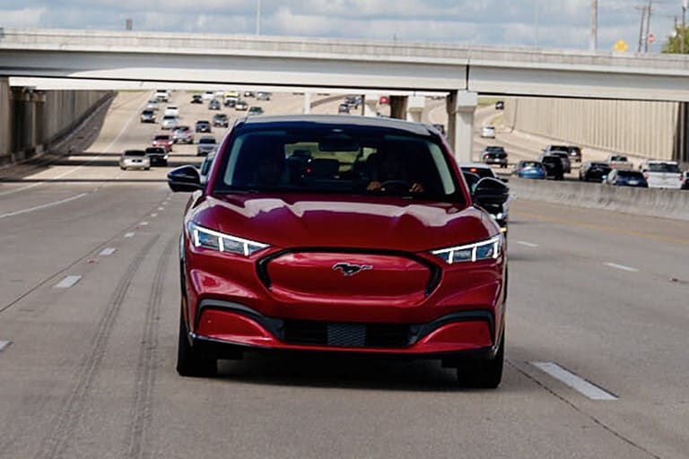 Vista frontal de una SUV Ford Mustang Mach-E® usando Ford BlueCruise en una carretera dividida