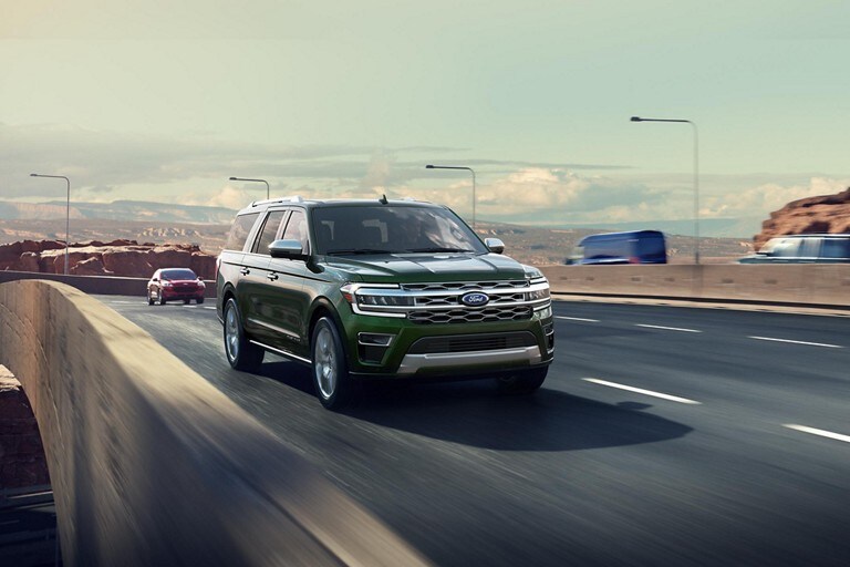 Una SUV Ford Expedition® usando Ford BlueCruise en una carretera dividida