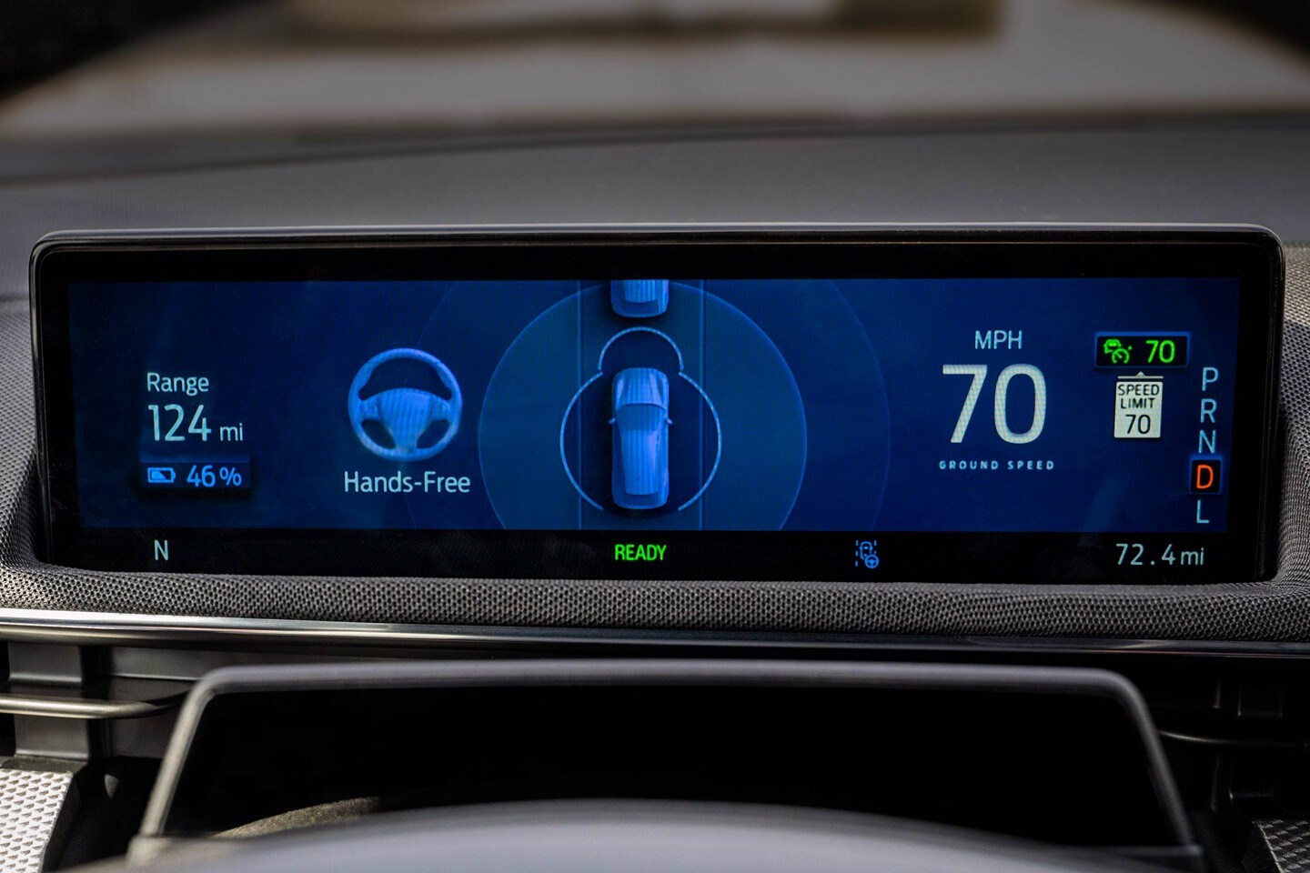 Primer plano de una pantalla que muestra la velocidad y autonomía