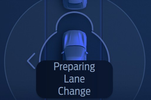 Gráfico en la pantalla del grupo de instrumentos de instrumentos de una Ford Mustang Mach-E que muestra un vehículo que se prepara para un cambio de carril.