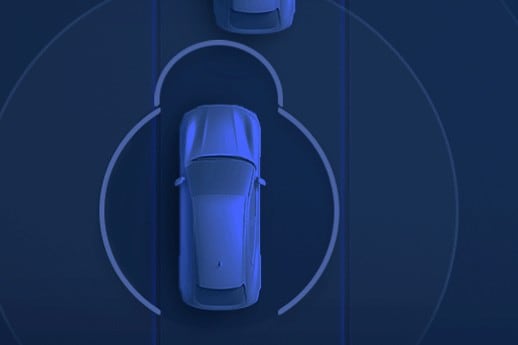 Gráfico en la pantalla del grupo de instrumentos de instrumentos de una Ford Mustang Mach-E que muestra un vehículo que se vuelve a posicionar en el carril.