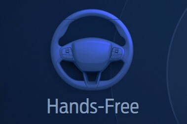Gráfico en la pantalla del grupo de instrumentos de instrumentos de una Ford Mustang Mach-E que muestra el ícono de manejo manos libres,