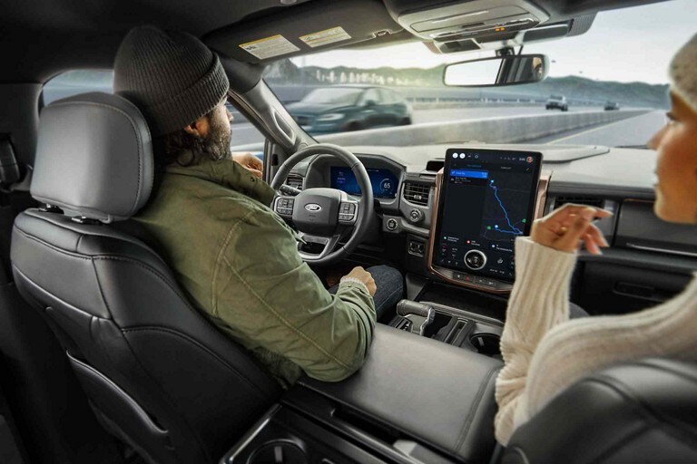 Interior de una F-150® Lightning® 2023 conducida con manos libres en una autopista
