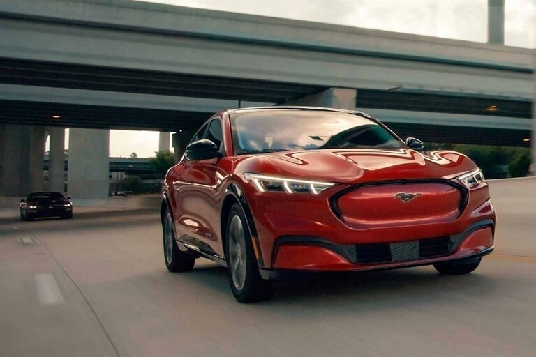Una Mustang® Mach-E® 2023 andando por una carretera