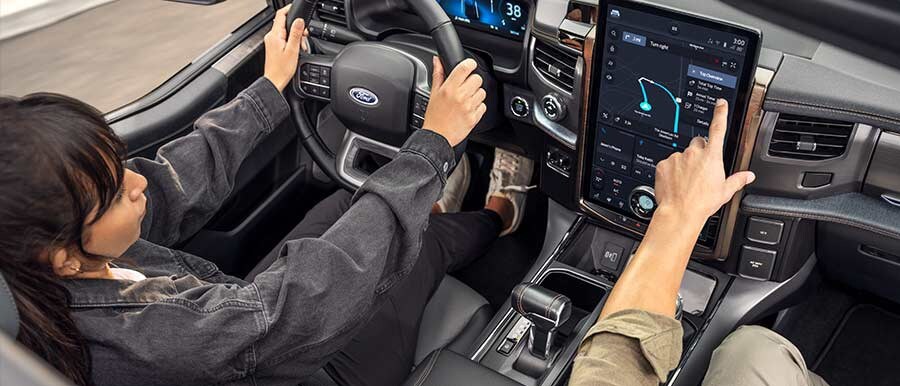 Pantalla en la consola central de una Ford F-150® Lightning™ que muestra la característica Power My Trip