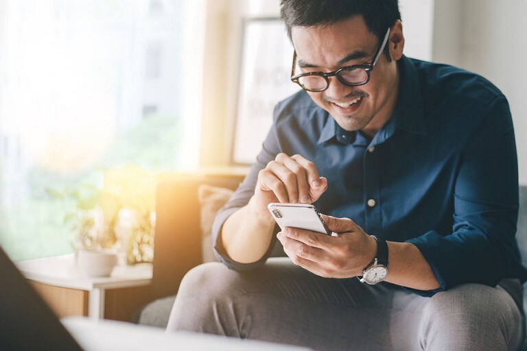 Un cliente presentando una reclamación desde su teléfono celular