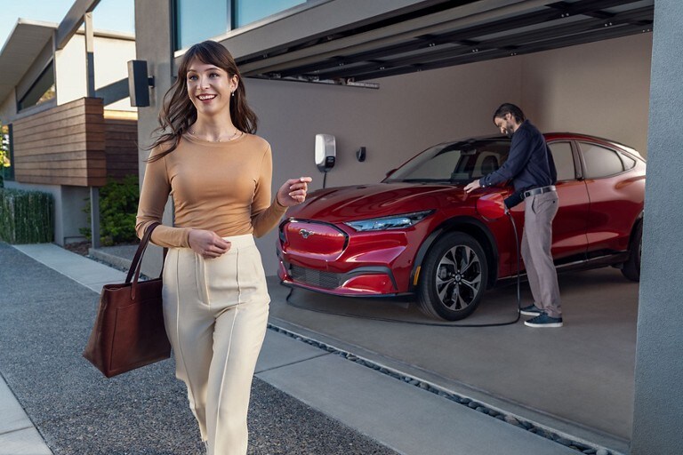 Un hombre cargando su Mustang Mach-E Premium en su garaje