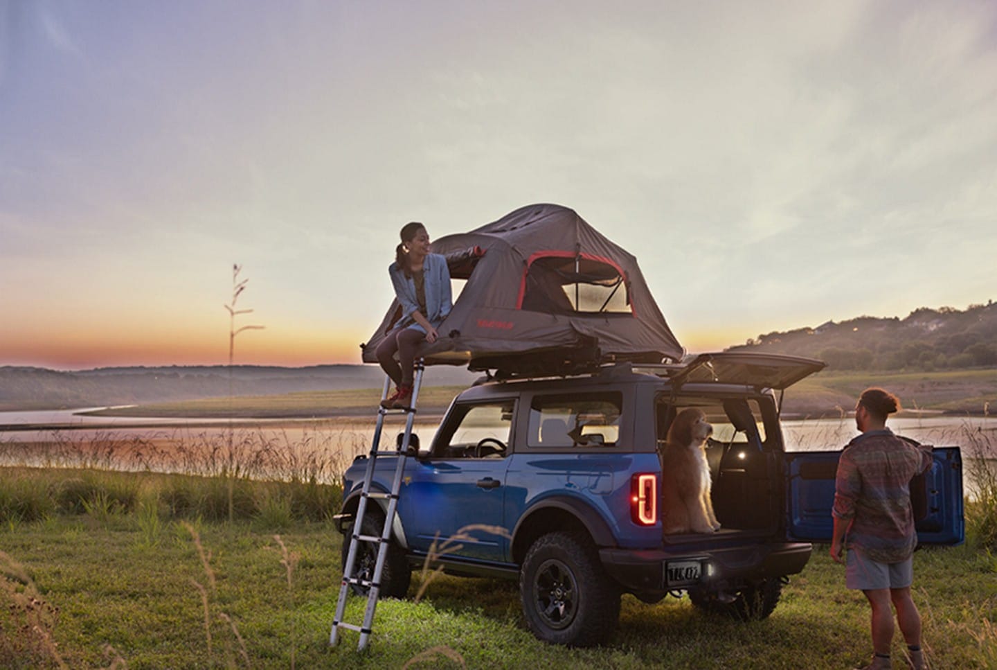 Una pareja acampando con una SUV Ford Bronco® 2023 con una carpa en el techo