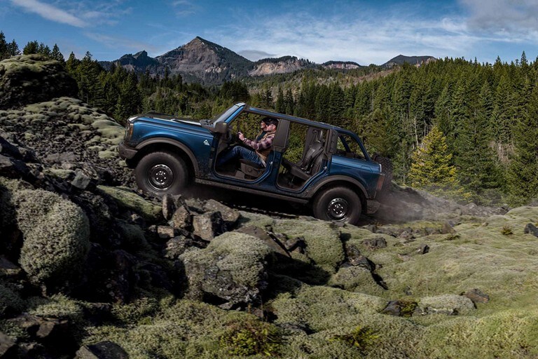 Una Ford Bronco® Black Diamond® 2023 de cuatro puertas andando por un camino
