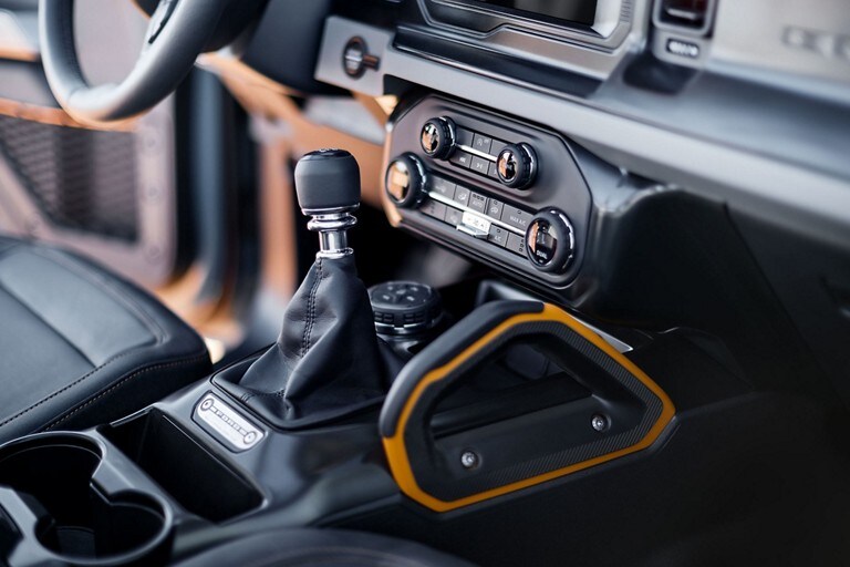 Primer plano de la transmisión manual de 7 velocidades disponible en una Ford Bronco® 2023