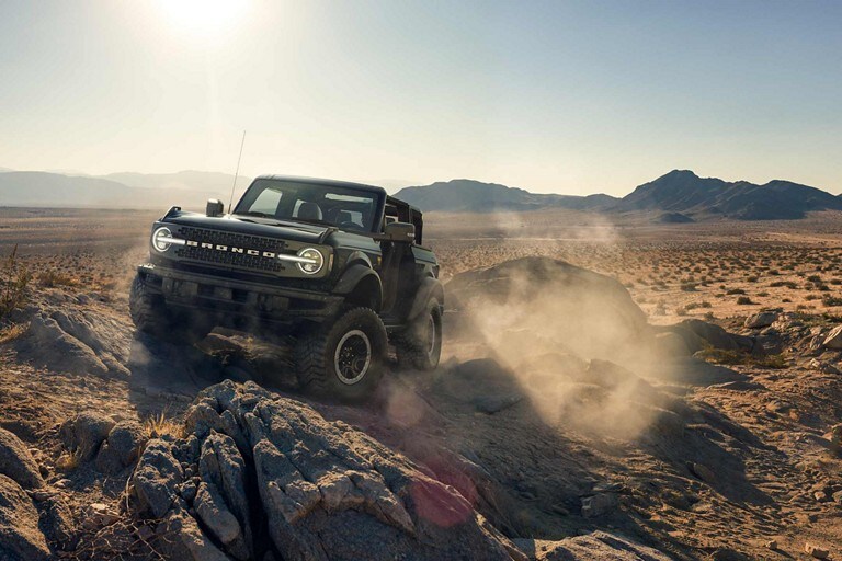 Una Ford Bronco® 2023 andando sobre un terreno rocoso en el desierto