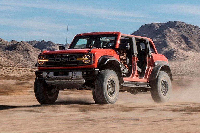 Una Ford Bronco® Outer Banks® 2023 en Race Red sin el techo