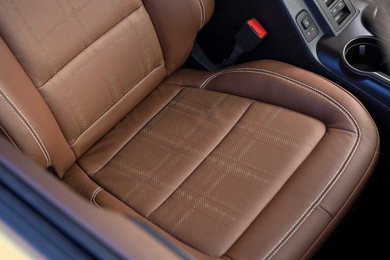 Asientos interiores de la Ford Bronco® Heritage Limited 2023 con inserciones a cuadros perforadas