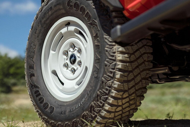2023 Ford Bronco® Heritage with 17-inch oxford white wheels