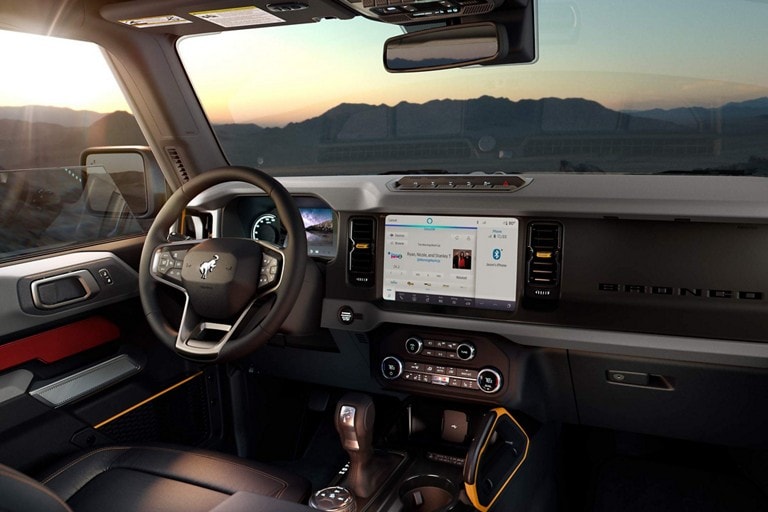 Una Ford Bronco® Badlands® 2023 en Area 51 andando por la arena