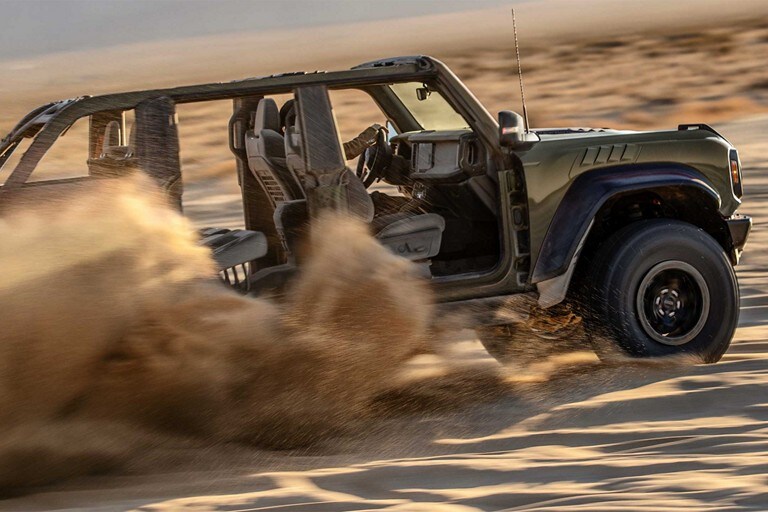 Una Ford Bronco® 2024 en Shelter Green andando por el desierto