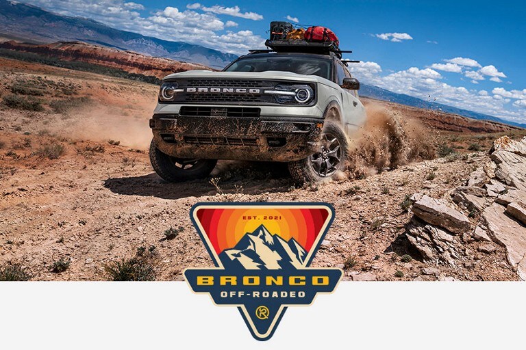 Una Ford Bronco® Sport 2023 de frente con equipo en el techo, estacionada en un terreno rocoso