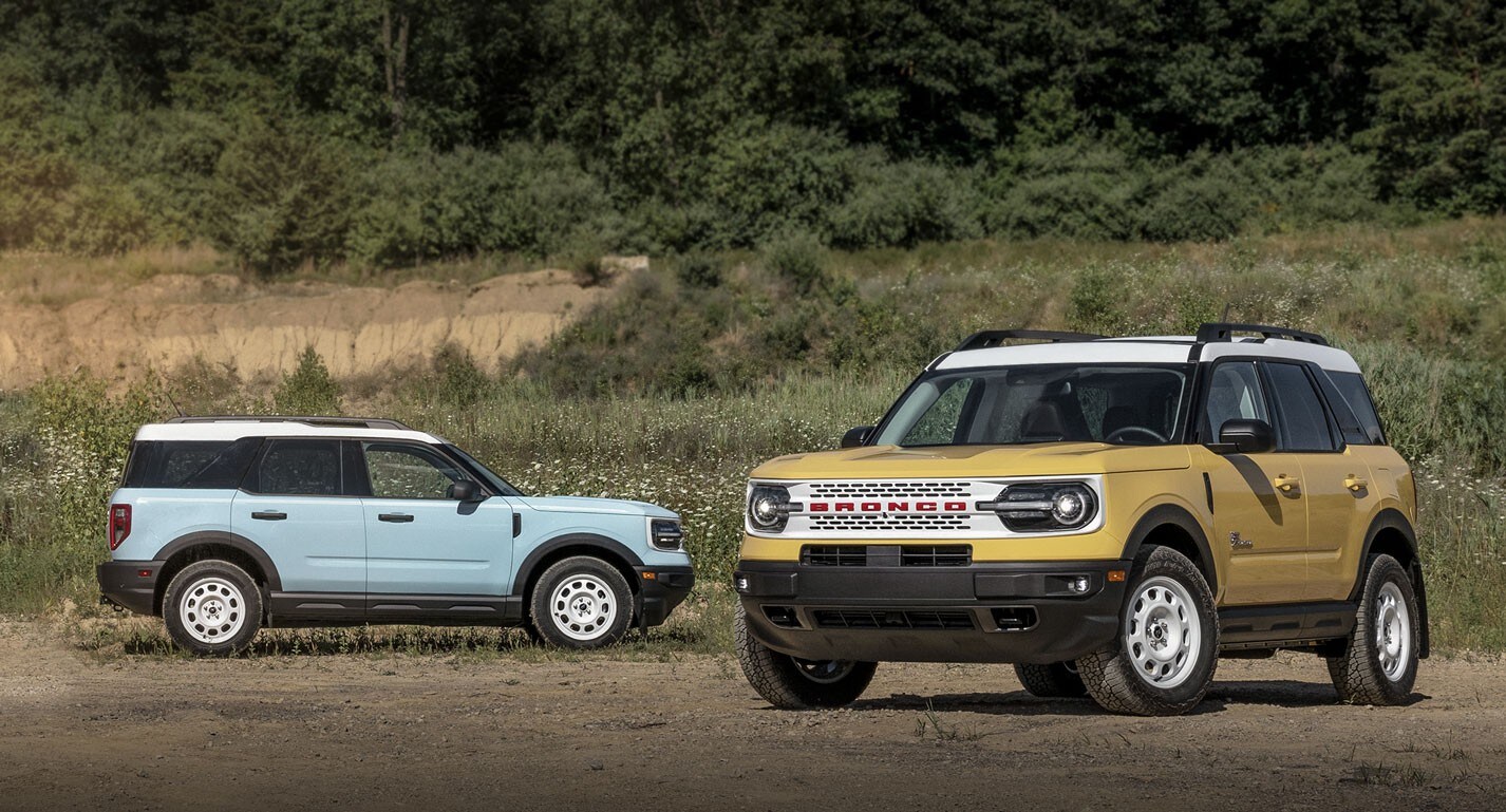 Se muestran dos Ford Bronco® Sport Heritage Editions 2023 estacionadas con árboles de fondo