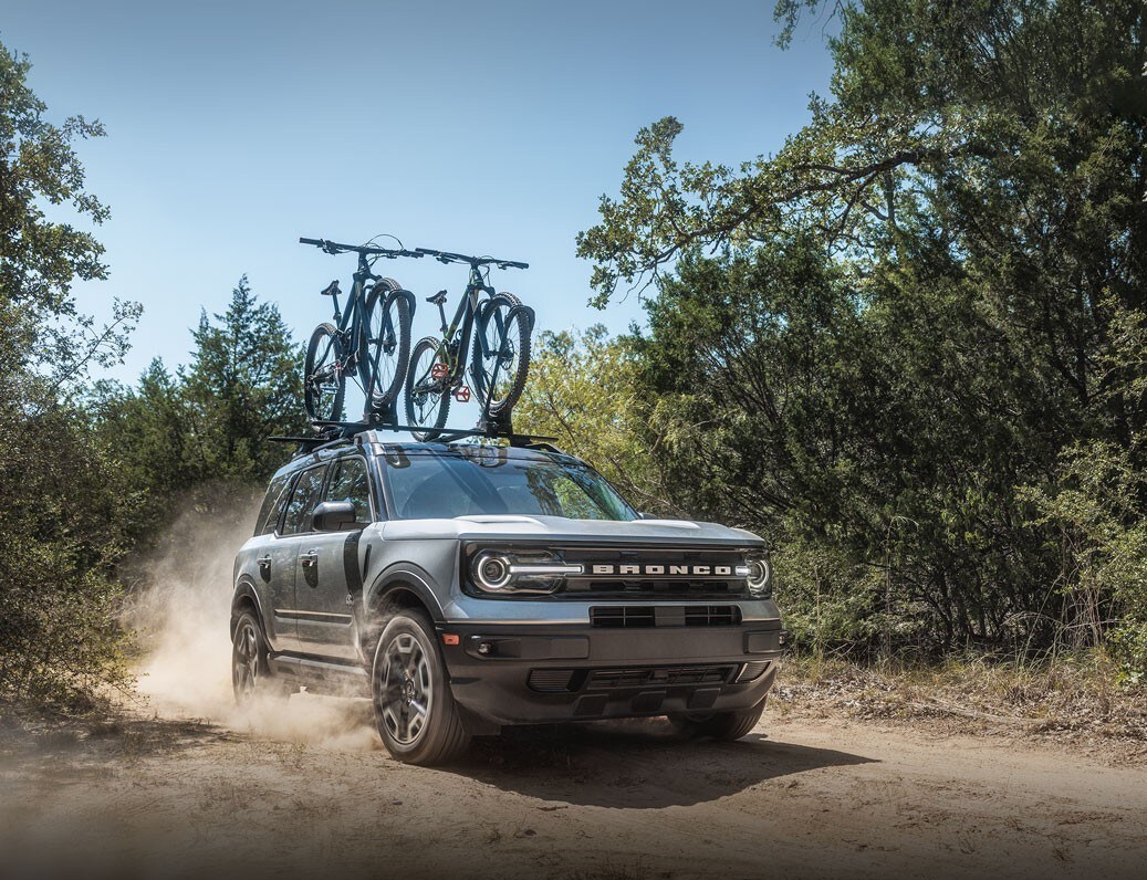 Una Ford Bronco® Sport 2023 andando por un camino de tierra
