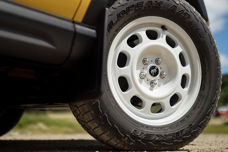 Detalle de la rueda en Oxford White en la Ford Bronco® Sport Heritage Limited 2023