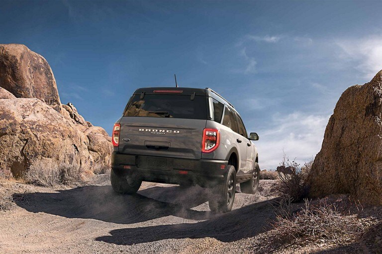 Se muestra la parte trasera de un modelo Ford Bronco® Sport 2023 cerca de un terreno rocoso