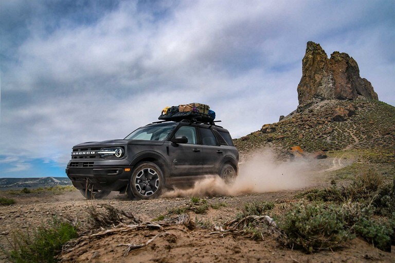 Una Ford Bronco® Sport 2023 andando con una colina rocosa de fondo