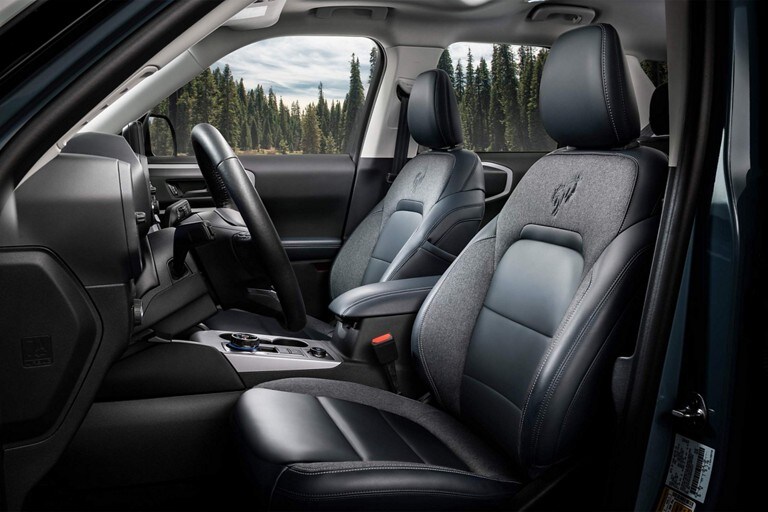 Primer plano del interior de una Ford Bronco® Sport 2023 con asientos de cuero