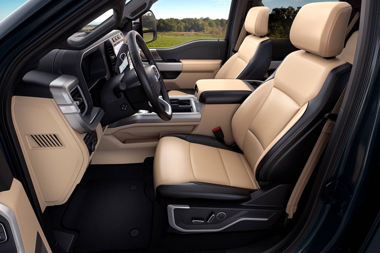 Asientos delanteros tapizados en cuero estándar en la Ford Super Duty® LARIAT 2023