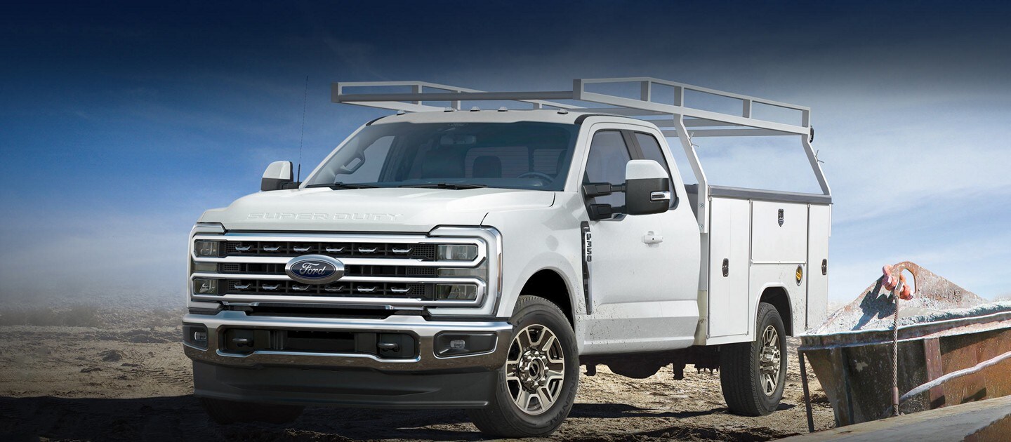 La Ford Super Duty® F-600® XLT Chassis Cab 2024 en Oxford White estacionada en un sitio de construcción
