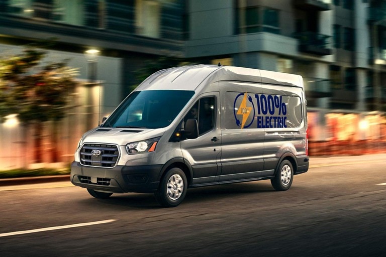 Una Ford E-Transit™ 2023 andando por la carretera