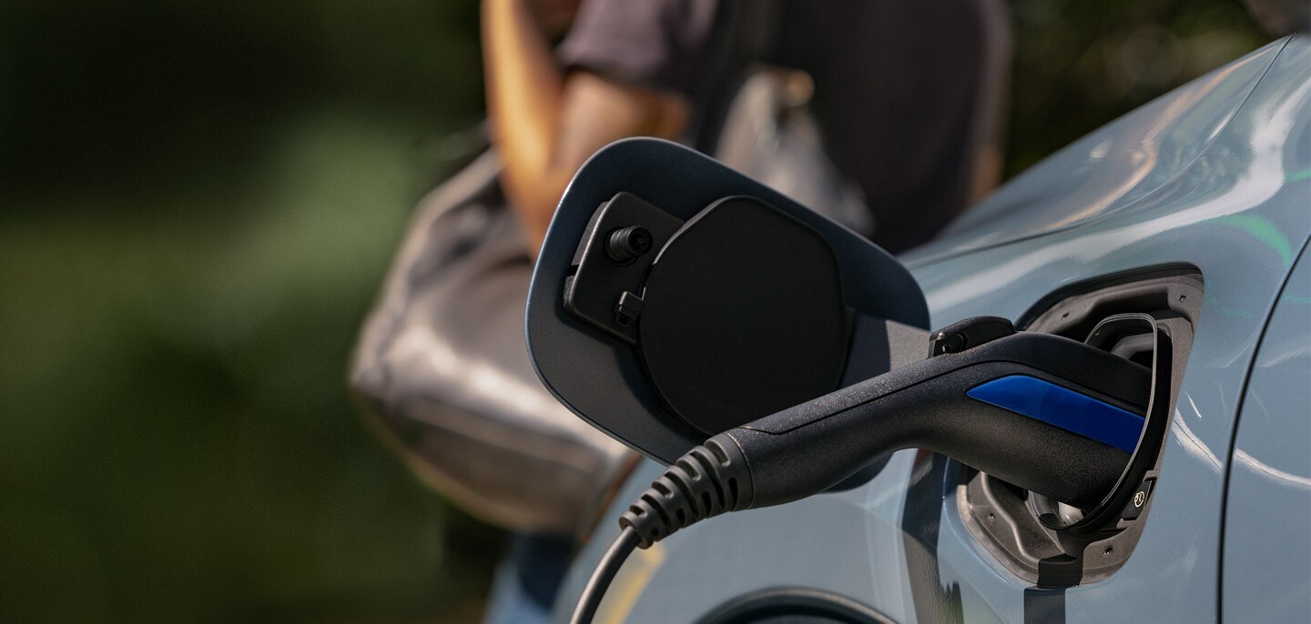 Primer plano de un enchufe eléctrico conectado a una Ford Escape® 2023