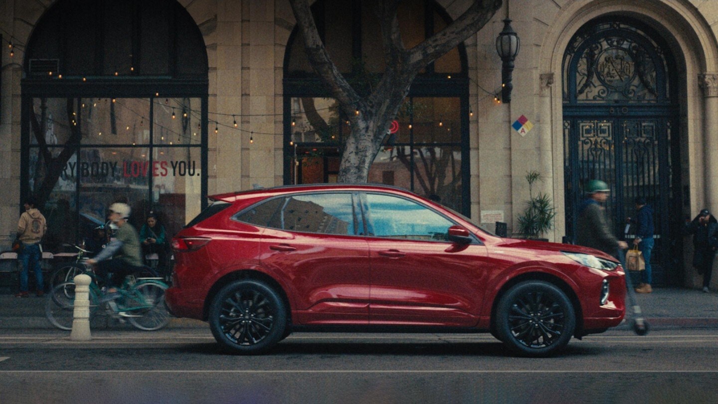 Una Ford Escape® 2023 estacionada delante de un edificio en un entorno urbano.
