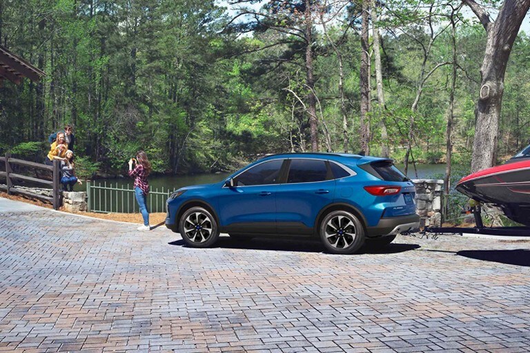 Una Ford Escape® Titanium 2023 en Atlas Blue