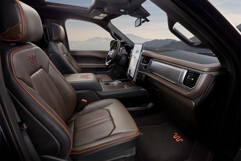 Interior de la Ford Expedition King Ranch® 2023 con asientos y consola de cuero