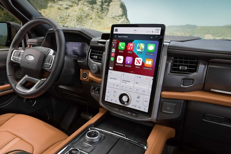 Primer plano de la pantalla táctil capacitiva LCD de 15.5” con capacidad de deslizamiento de la Ford Expedition 2023