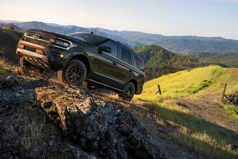 Una Ford Expedition 2023 circulando por un camino de tierra en una ubicación pintoresca