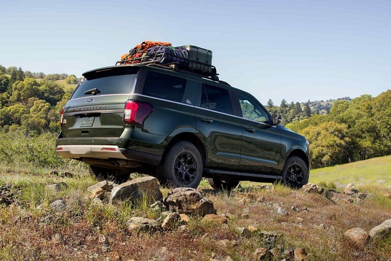 Una Ford Expedition 2023 estacionada sobre rocas grandes en una ubicación pintoresca